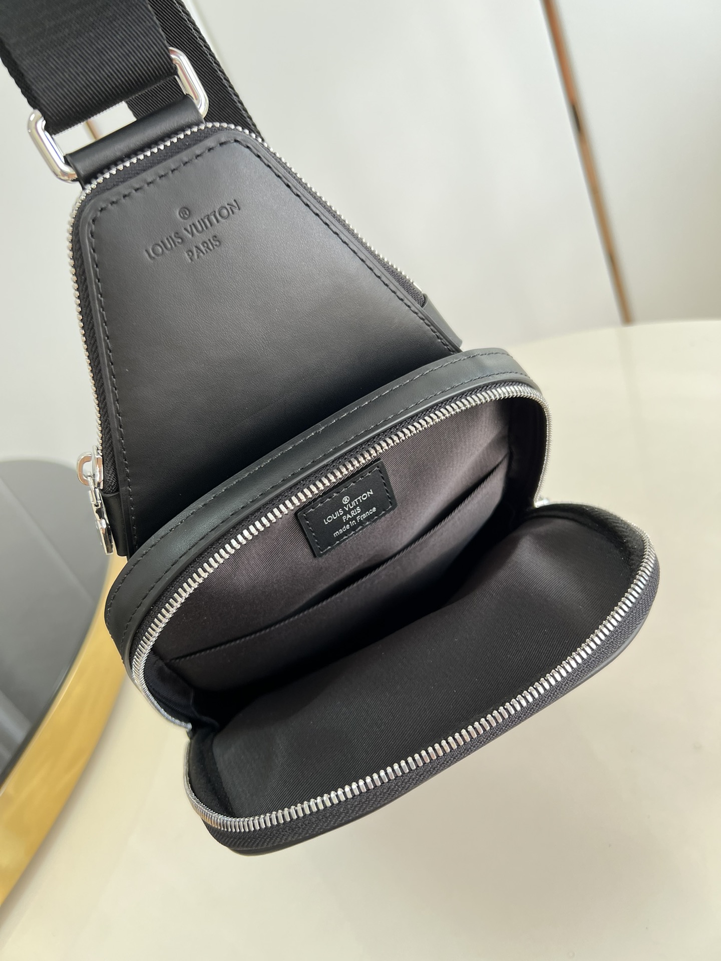 Bagsaaa L0vis Vvtt0n Avenue Slingbag - 20 x 31 x 7 cm